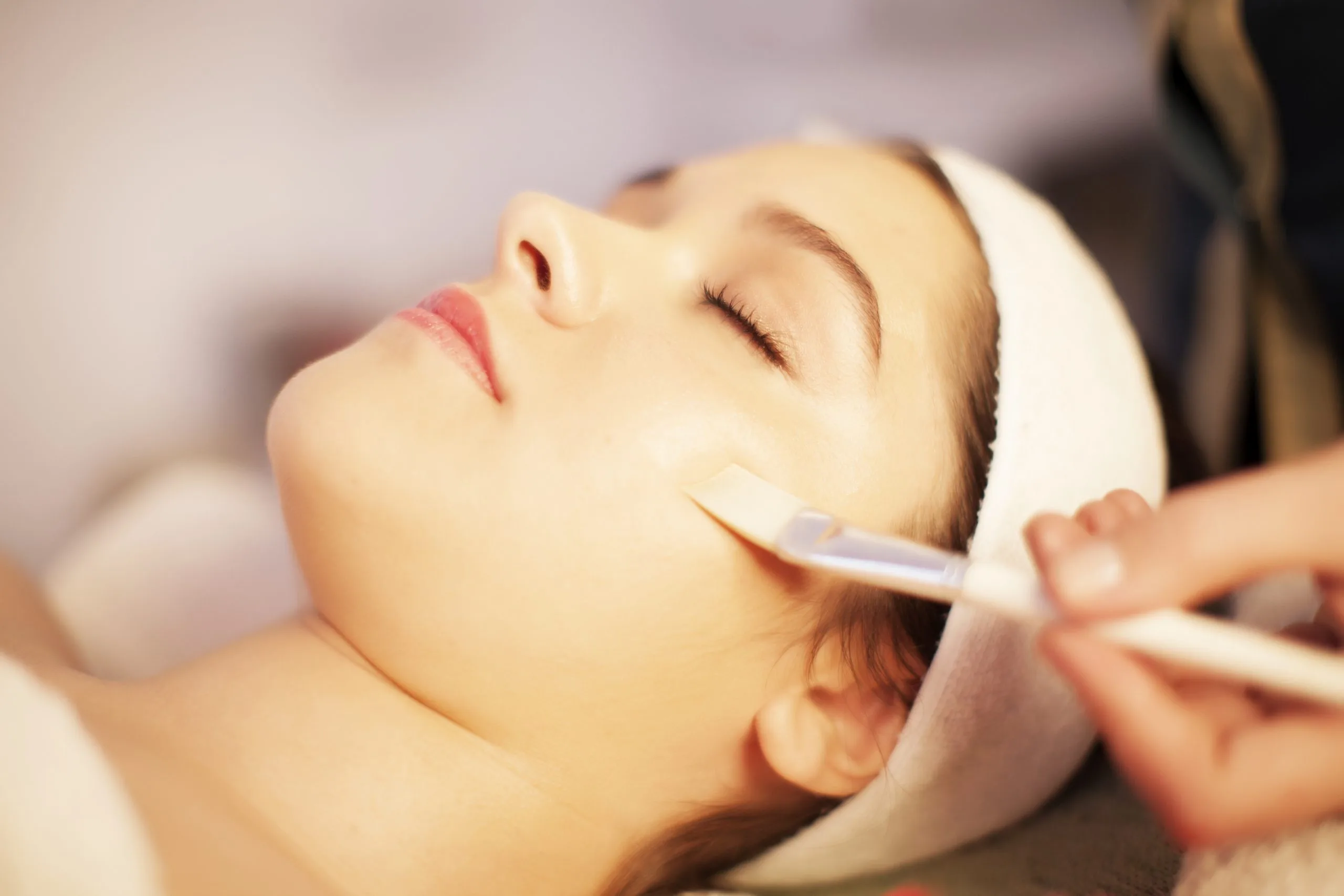 4 Benefits of Adding Lactic Acid Peel to a Facial